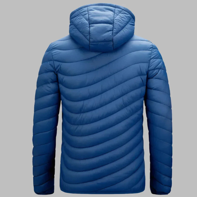 Blaue Daunenjacke mit Kapuze, Rückansicht. Leicht, warm, ideal für Winter und Outdoor-Aktivitäten. Modisches Design, gesteppte Struktur.