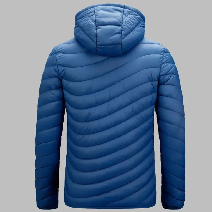 Blaue Daunenjacke mit Kapuze, Rückansicht. Leicht, warm, ideal für Winter und Outdoor-Aktivitäten. Modisches Design, gesteppte Struktur.