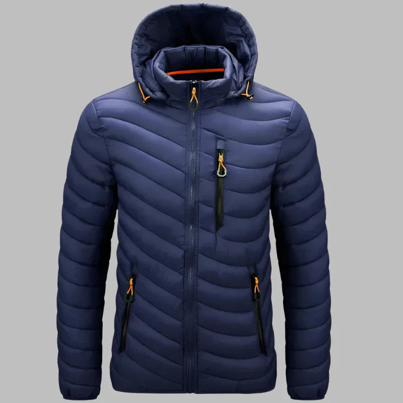 Dunkelblaue Daunenjacke mit Kapuze, Reißverschlusstaschen und orangefarbenen Akzenten. Winterjacke, warm, stilvoll, Herrenmode.