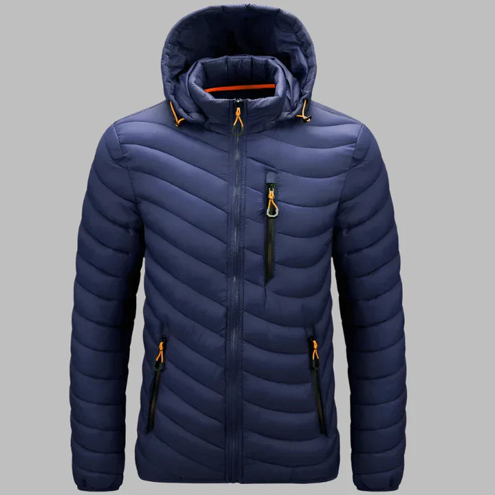 Dunkelblaue Daunenjacke mit Kapuze, Reißverschlusstaschen und orangefarbenen Akzenten. Winterjacke, warm, stilvoll, Herrenmode.
