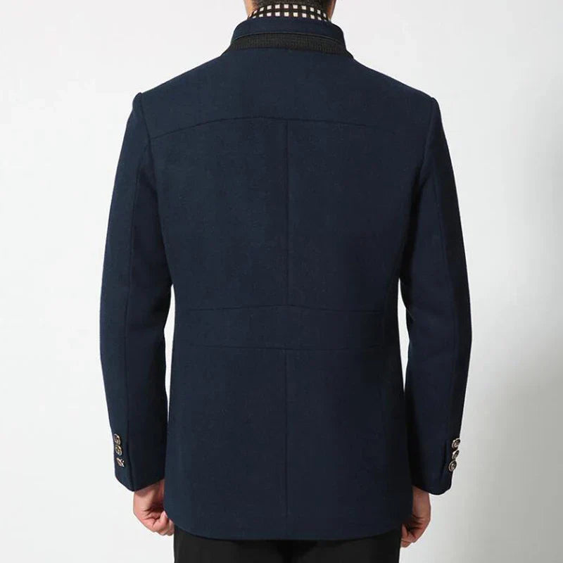 Rückansicht eines eleganten, dunkelblauen Herrenblazers mit Knöpfen an den Ärmeln. Perfekt für formelle Anlässe und stilvolle Business-Outfits.