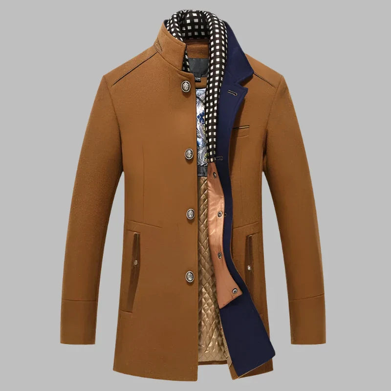 Brauner Herrenmantel mit Knopfleiste, schwarzem und weißem Schal, blauem Innenfutter und gestepptem Innenfutter. Elegante Wintermode.