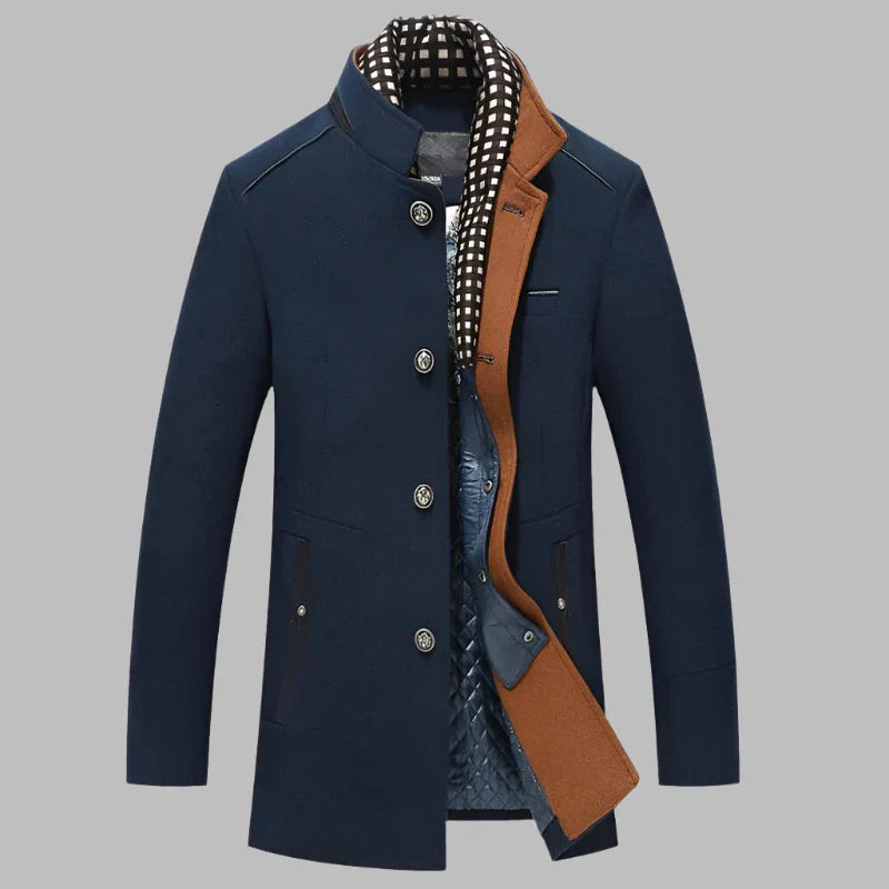 Dunkelblauer Herrenmantel mit Knöpfen, braunem Kragen und kariertem Innenfutter. Elegante Wintermode, stilvoll und warm.