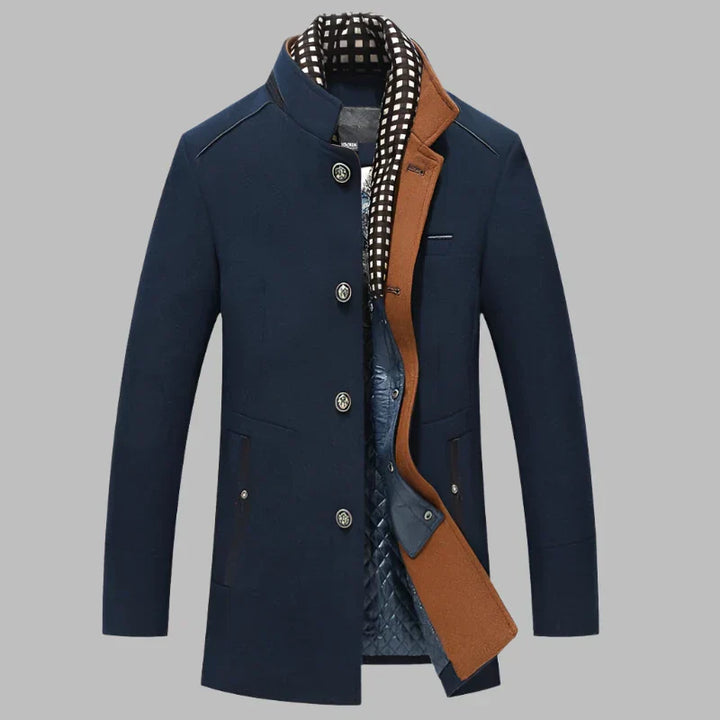 Dunkelblauer Herrenmantel mit Knöpfen, braunem Kragen und kariertem Innenfutter. Elegante Wintermode, stilvoll und warm.