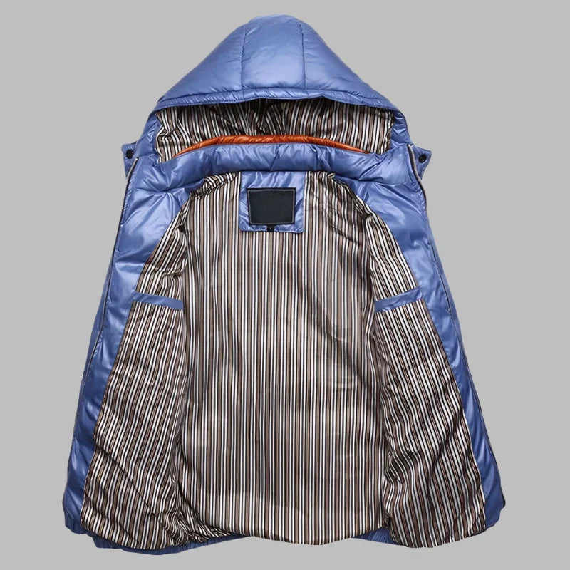 Blaue Daunenjacke mit gestreiftem Innenfutter, Kapuze und Reißverschluss. Winterjacke für Herren, warm und stilvoll. Ideal für kaltes Wetter.