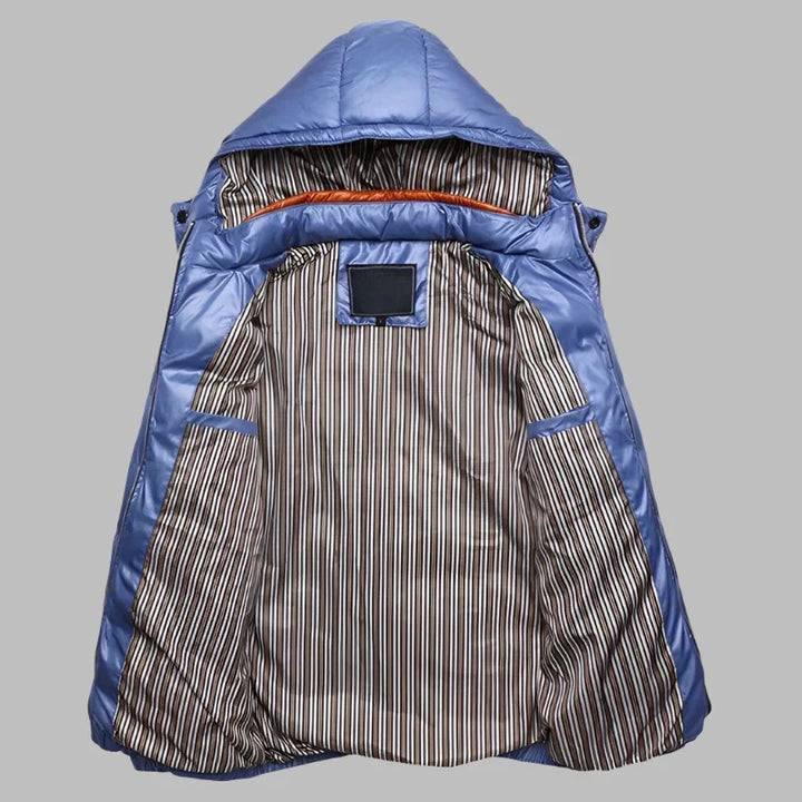 Blaue Daunenjacke mit gestreiftem Innenfutter, Kapuze und Reißverschluss. Winterjacke für Herren, warm und stilvoll. Ideal für kaltes Wetter.