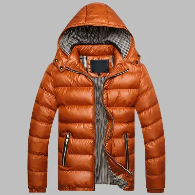 Orangefarbene Daunenjacke mit Kapuze, Reißverschlüssen und gestreiftem Innenfutter. Modische Winterjacke für Herren, warm und stilvoll.