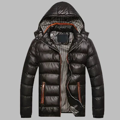 Schwarze Daunenjacke mit Kapuze, Reißverschlusstaschen und gestreiftem Innenfutter. Modische Winterjacke für Herren, warm und wasserabweisend.