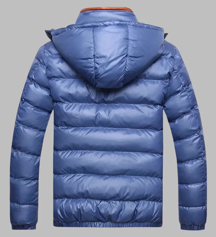 Blauer Daunenjacke mit Kapuze, Rückansicht. Winterjacke, warm, gesteppt, modisch. Perfekt für kalte Temperaturen und Outdoor-Aktivitäten.