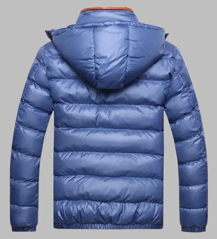 Blauer Daunenjacke mit Kapuze, Rückansicht. Winterjacke, warm, gesteppt, modisch. Perfekt für kalte Temperaturen und Outdoor-Aktivitäten.