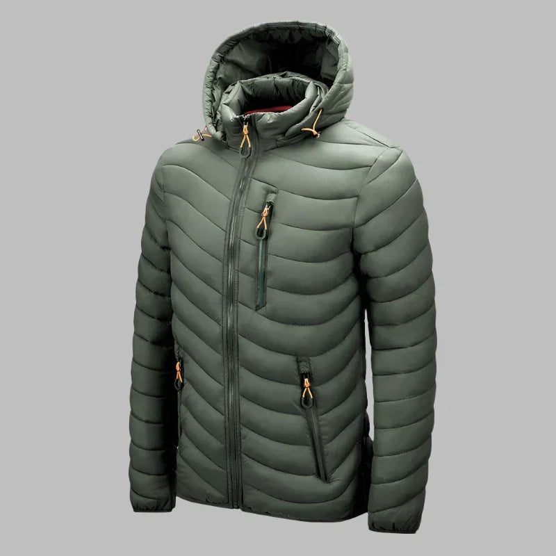 Grüne Daunenjacke mit Kapuze, Reißverschlusstaschen und Steppmuster. Winterjacke für Herren, warm und stilvoll. Ideal für Outdoor-Aktivitäten.
