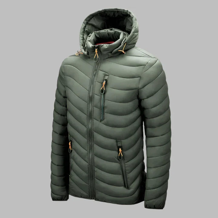 Grüne Daunenjacke mit Kapuze, Reißverschlusstaschen und Steppmuster. Winterjacke für Herren, warm und stilvoll. Ideal für Outdoor-Aktivitäten.