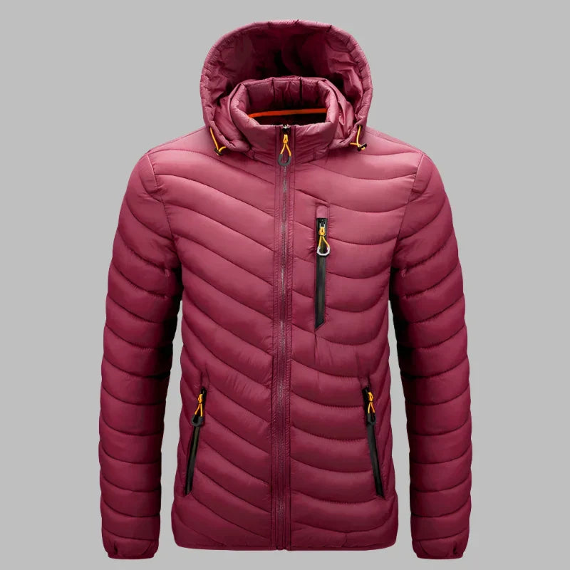 Bordeauxrote Daunenjacke mit Kapuze, Reißverschlusstaschen und Steppmuster. Winterjacke für Herren, warm und stilvoll. Ideal für kaltes Wetter.