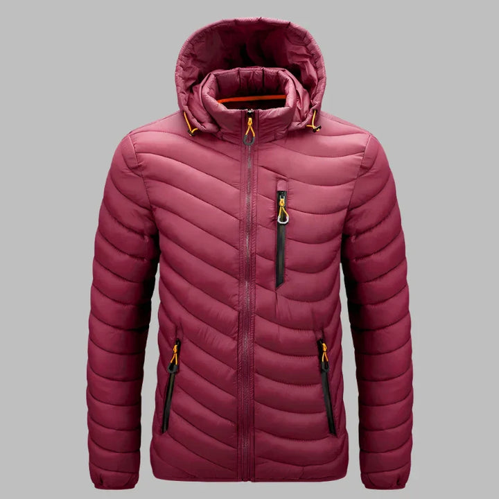 Bordeauxrote Daunenjacke mit Kapuze, Reißverschlusstaschen und Steppmuster. Winterjacke für Herren, warm und stilvoll. Ideal für kaltes Wetter.