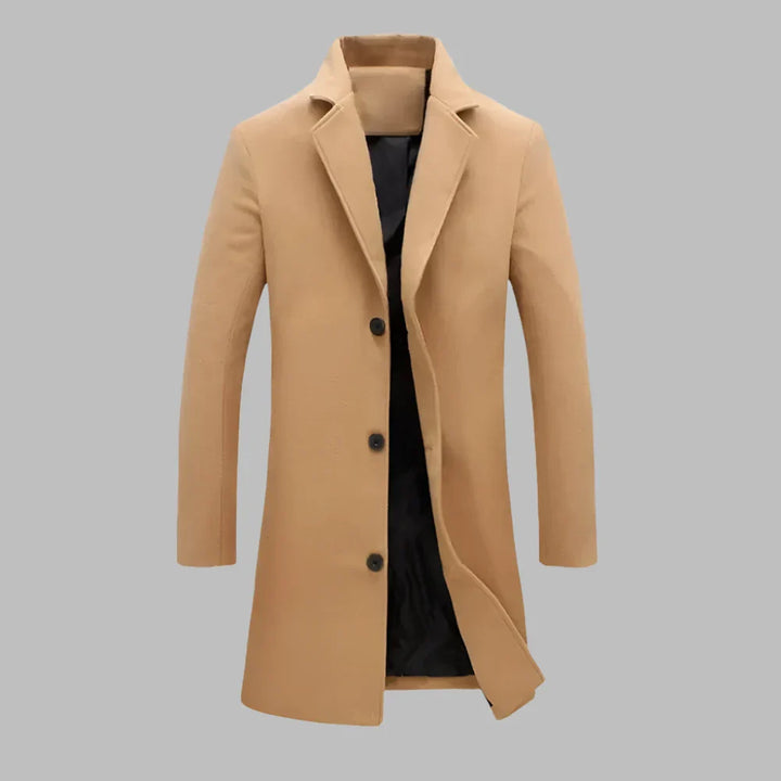 Eleganter beiger Herrenmantel mit Knopfleiste, klassischem Revers und schwarzem Innenfutter. Stilvolle Wintermode für Herren.