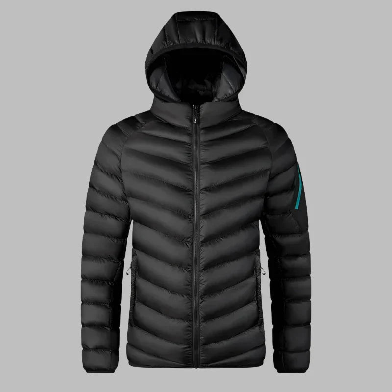 Schwarze Daunenjacke mit Kapuze, Reißverschluss und seitlichen Taschen, isoliert auf grauem Hintergrund. Winterjacke, Outdoor-Bekleidung, Herrenmode.