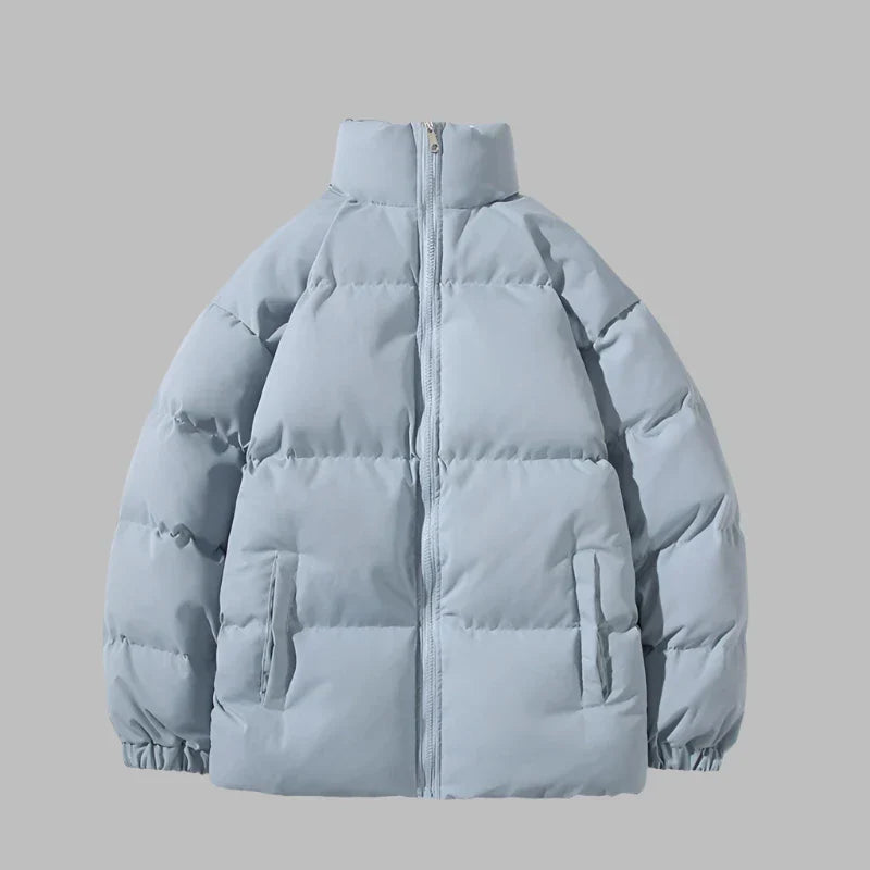 Hellblaue Daunenjacke mit Reißverschluss, Stehkragen und Seitentaschen. Wintermode, warme Oberbekleidung, stilvolle Pufferjacke für kalte Tage.