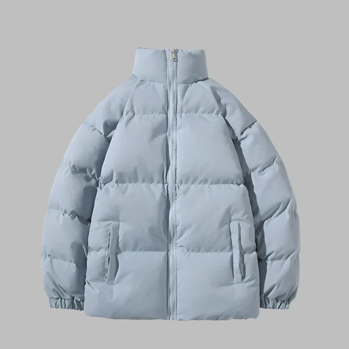 Hellblaue Daunenjacke mit Reißverschluss, Stehkragen und Seitentaschen. Wintermode, warme Oberbekleidung, stilvolle Pufferjacke für kalte Tage.