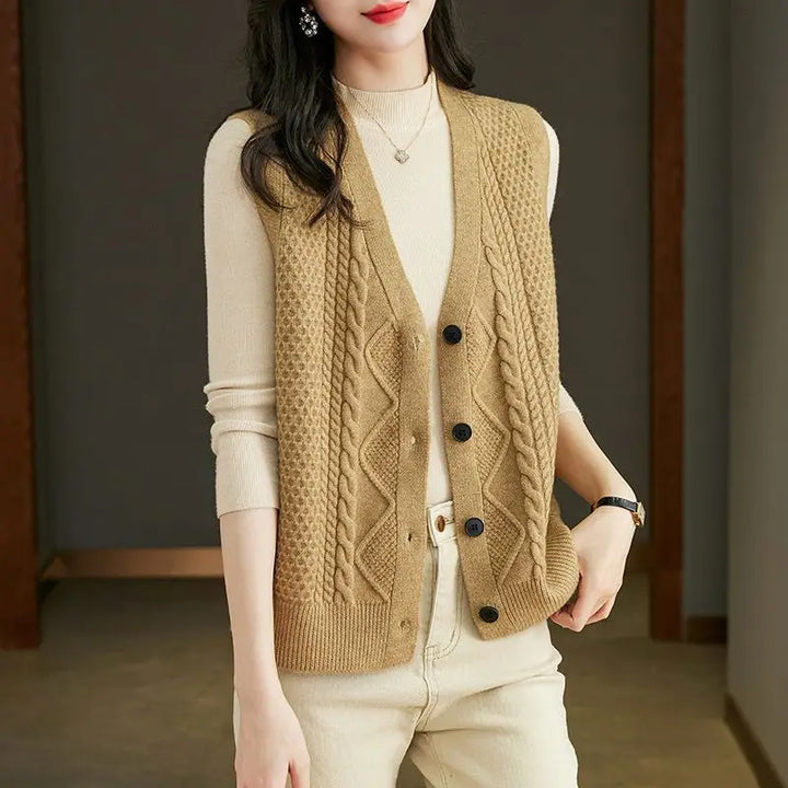 Strickweste für den Herbst - Ärmellose Strickweste mit Zopfmuster und V-Ausschnitt für Damen