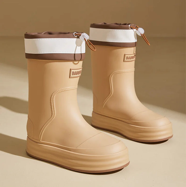 Regenstiefel für den Herbst - Beige Gummistiefel mit kontrastierenden Streifen und flacher Sohle für Damen