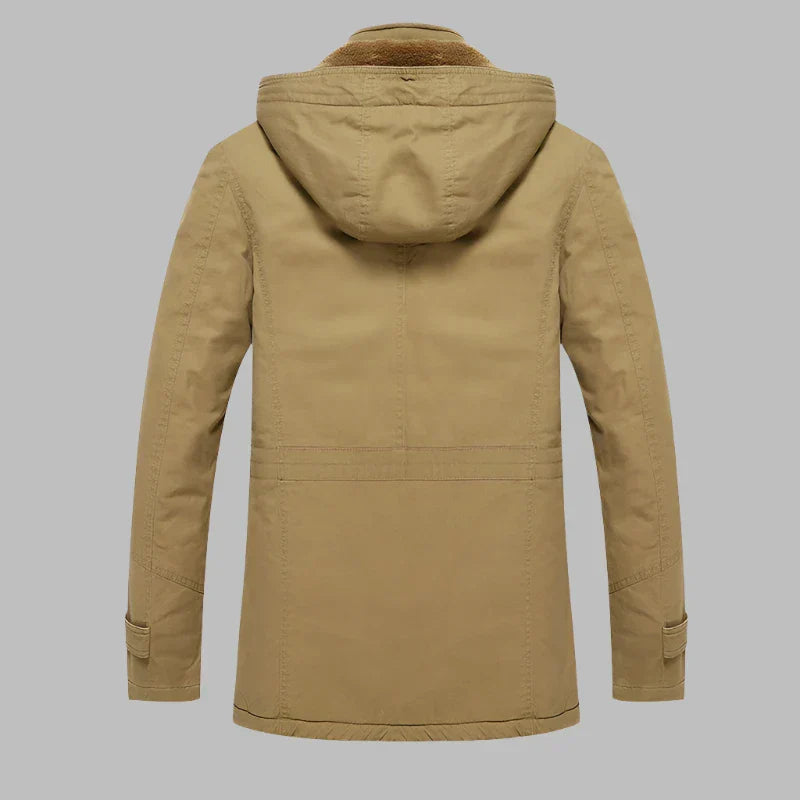 Beige Herren-Winterjacke mit Kapuze, Rückansicht. Robustes Design, ideal für kalte Temperaturen. Perfekt für Outdoor-Aktivitäten und Freizeit.