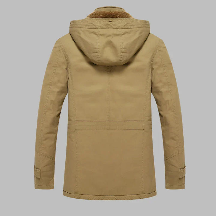 Beige Herren-Winterjacke mit Kapuze, Rückansicht. Robustes Design, ideal für kalte Temperaturen. Perfekt für Outdoor-Aktivitäten und Freizeit.