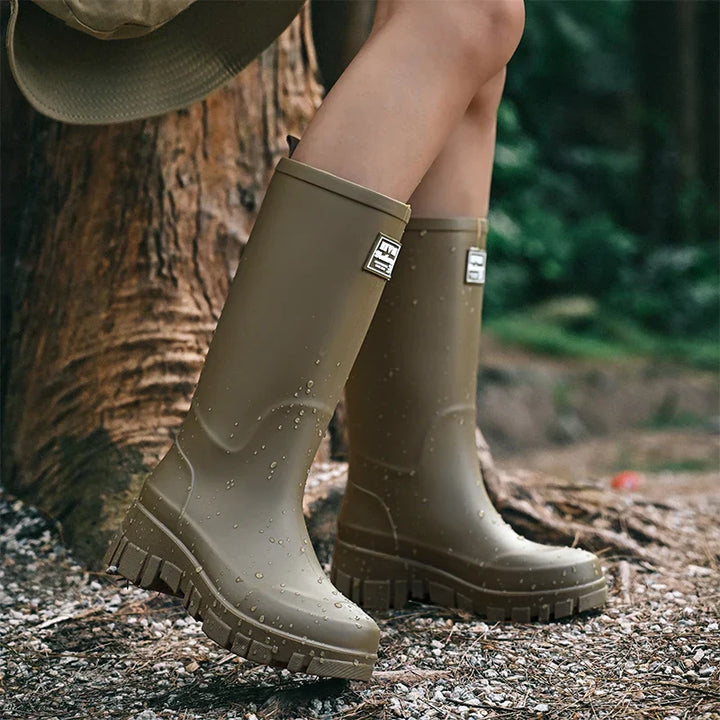 Regenstiefel für den Herbst - Schwarze Chelsea Gummistiefel mit Blockabsatz und Profilsohle für Damen