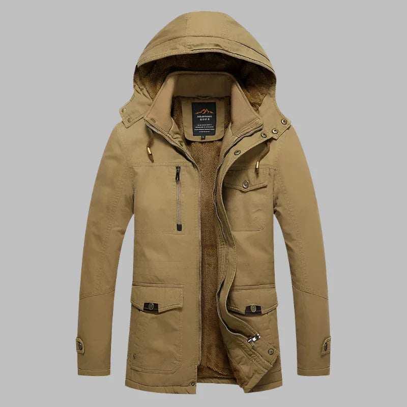 Beige Herren-Winterjacke mit Kapuze, Reißverschlusstaschen und Knöpfen, ideal für Outdoor-Aktivitäten. Warm gefüttert, modisch und funktional.