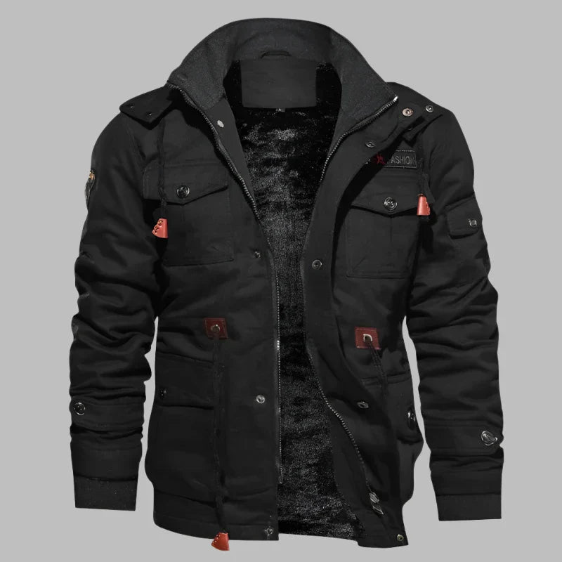 Schwarze Herrenjacke mit Kapuze, mehreren Taschen und Reißverschlüssen, ideal für Wintermode. Stilvolle Outdoor-Bekleidung für kalte Tage.