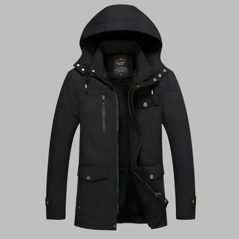 Schwarze Herren-Winterjacke mit Kapuze, Reißverschluss und Knöpfen, warm gefüttert, ideal für Outdoor-Aktivitäten, modisch und funktional.