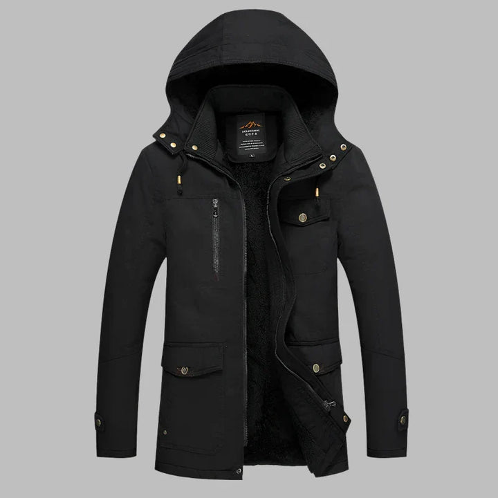 Schwarze Herren-Winterjacke mit Kapuze, Reißverschluss und Knöpfen, warm gefüttert, ideal für Outdoor-Aktivitäten, modisch und funktional.