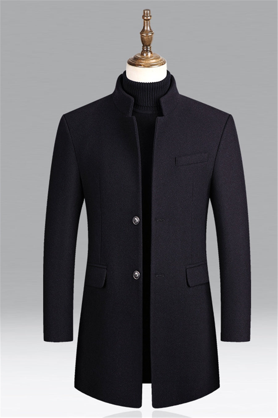 Schwarzer Herrenmantel auf Schneiderpuppe, elegantes Design, Stehkragen, zwei Knöpfe, ideal für formelle Anlässe und Business-Outfits.