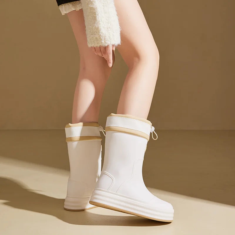 Regenstiefel für den Herbst - Beige Gummistiefel mit kontrastierenden Streifen und flacher Sohle für Damen