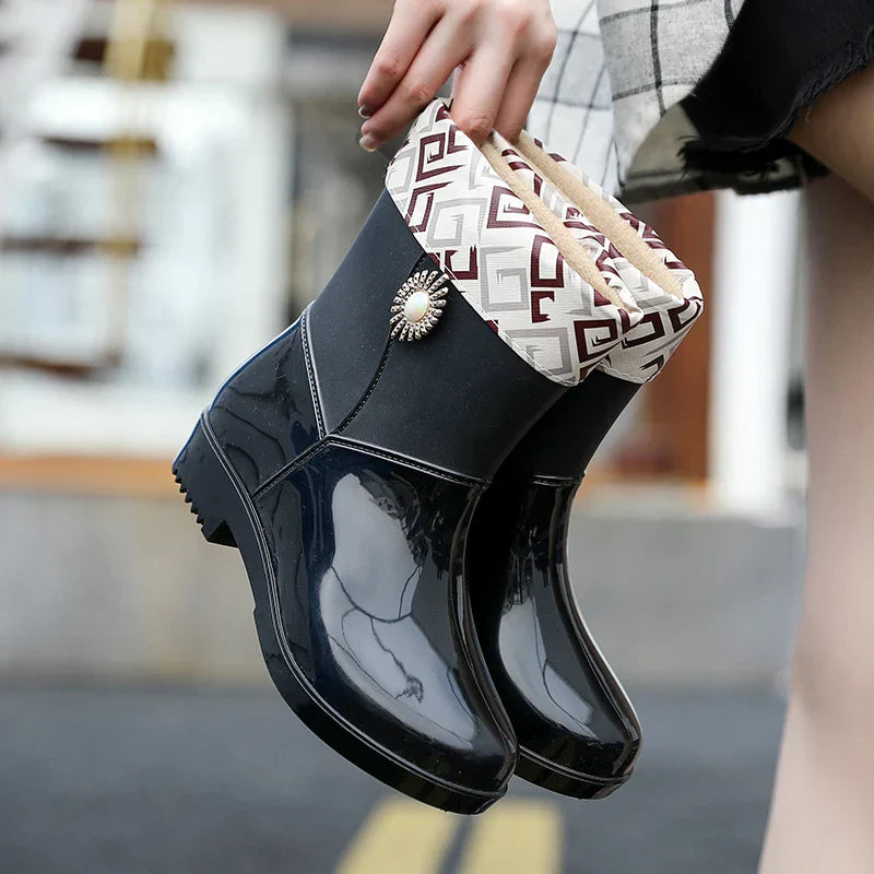 Regenstiefel für den Herbst - Wasserdichte Gummistiefel mit Blumen-Dekor und Profilsohle für Damen