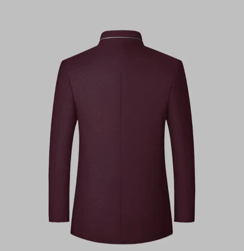 Bordeauxfarbener Herrenblazer aus Wolle, Rückansicht. Eleganter Anzugjacke für formelle Anlässe. Hochwertige Verarbeitung, modisches Design.