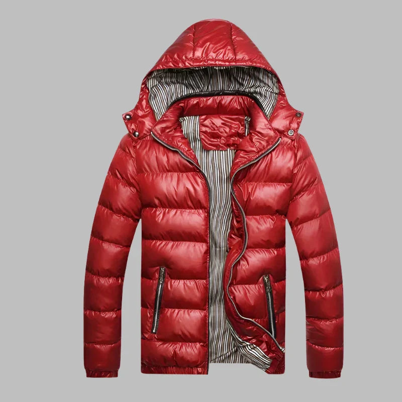 Rote Daunenjacke mit Kapuze, gestepptem Design und Reißverschlusstaschen, ideal für Wintermode und Outdoor-Aktivitäten.