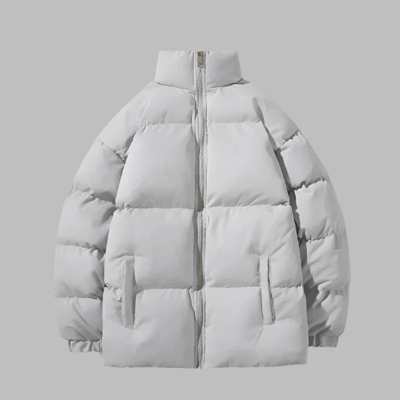 Graue Daunenjacke mit Reißverschluss, Stehkragen und Seitentaschen. Wintermode, warme Oberbekleidung, stilvolle Pufferjacke für kalte Tage.