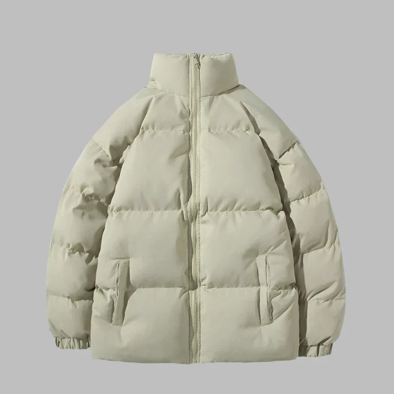 Beige Daunenjacke mit Reißverschluss, Stehkragen und Seitentaschen. Wintermode, warme Outdoor-Bekleidung, stilvolle Pufferjacke für kalte Tage.