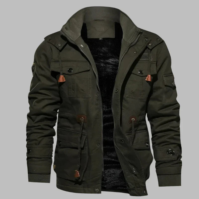 Olivgrüne Herrenjacke mit Kapuze, Reißverschluss und Knöpfen, mehreren Taschen und Kordelzug. Perfekt für Outdoor-Aktivitäten und Herbstmode.