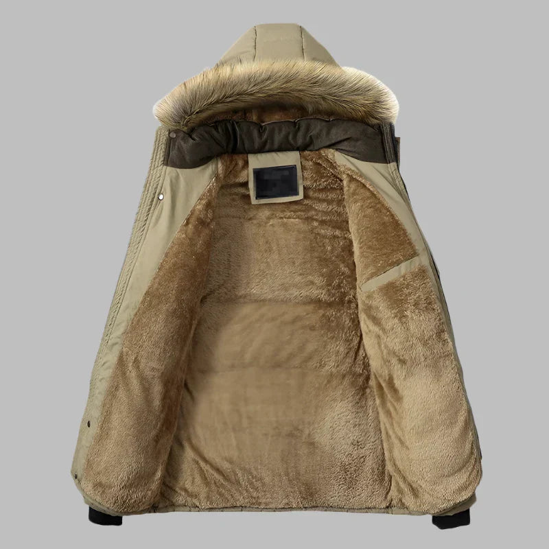 Beige Winterjacke mit Kapuze, Kunstfellfutter und Reißverschluss. Ideal für kaltes Wetter, modisch und warm. Perfekt für Outdoor-Aktivitäten.