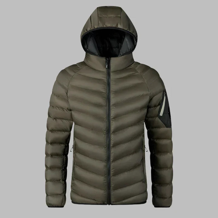 Dunkelgrüne Daunenjacke mit Kapuze, Reißverschluss und Ärmeltasche. Winterjacke für Herren, warm und stilvoll. Ideal für Outdoor-Aktivitäten.
