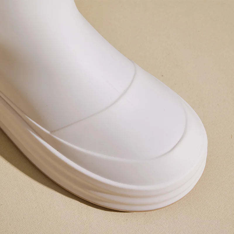Regenstiefel für den Herbst - Beige Gummistiefel mit kontrastierenden Streifen und flacher Sohle für Damen