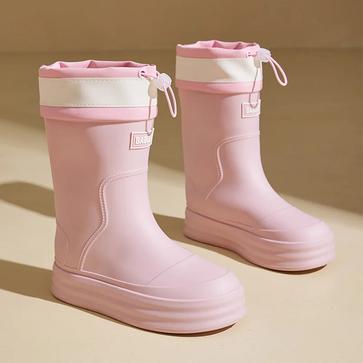 Regenstiefel für den Herbst - Beige Gummistiefel mit kontrastierenden Streifen und flacher Sohle für Damen