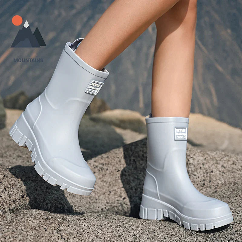 Regenstiefel für den Herbst - Schwarze Chelsea Gummistiefel mit Blockabsatz und Profilsohle für Damen