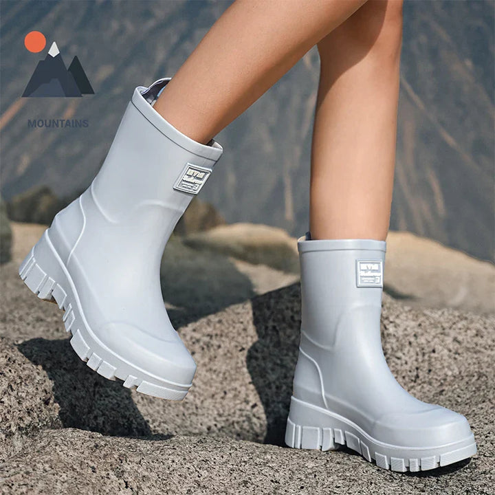 Regenstiefel für den Herbst - Schwarze Chelsea Gummistiefel mit Blockabsatz und Profilsohle für Damen