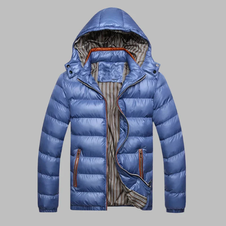 Blaue Daunenjacke mit Kapuze, gestreiftem Innenfutter und Reißverschlusstaschen. Modische Winterjacke für Herren, warm und stilvoll.