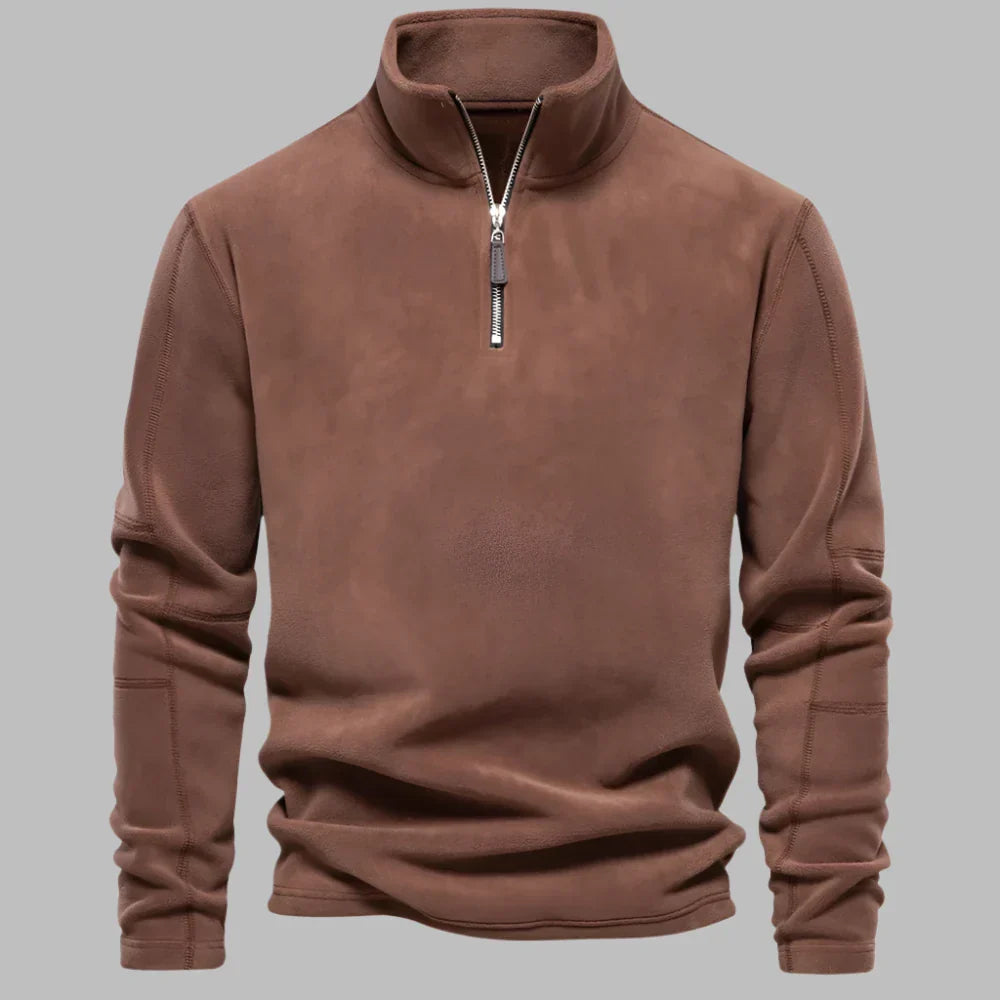 Brauner Herrenpullover mit Reißverschluss, Langarm, Stehkragen, aus weichem Material. Modischer Freizeitlook für Herbst und Winter.