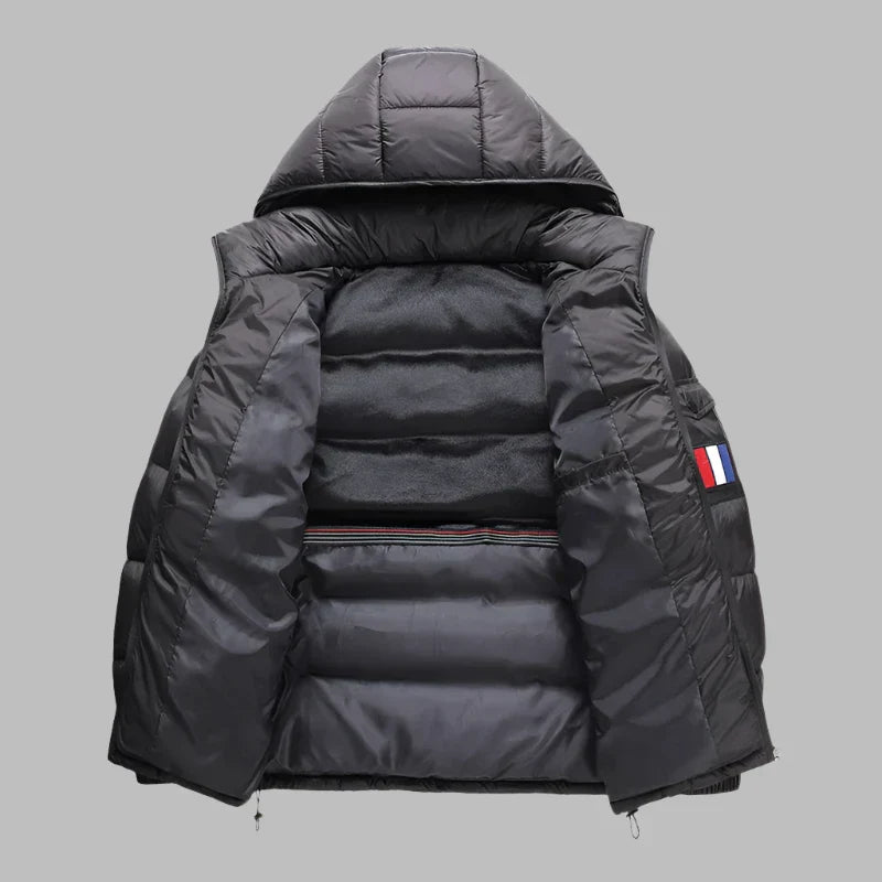 Schwarze Daunenjacke mit Kapuze, offen gezeigt, mit gestepptem Design und französischer Flagge am Ärmel. Wintermode, warme Outdoor-Bekleidung.