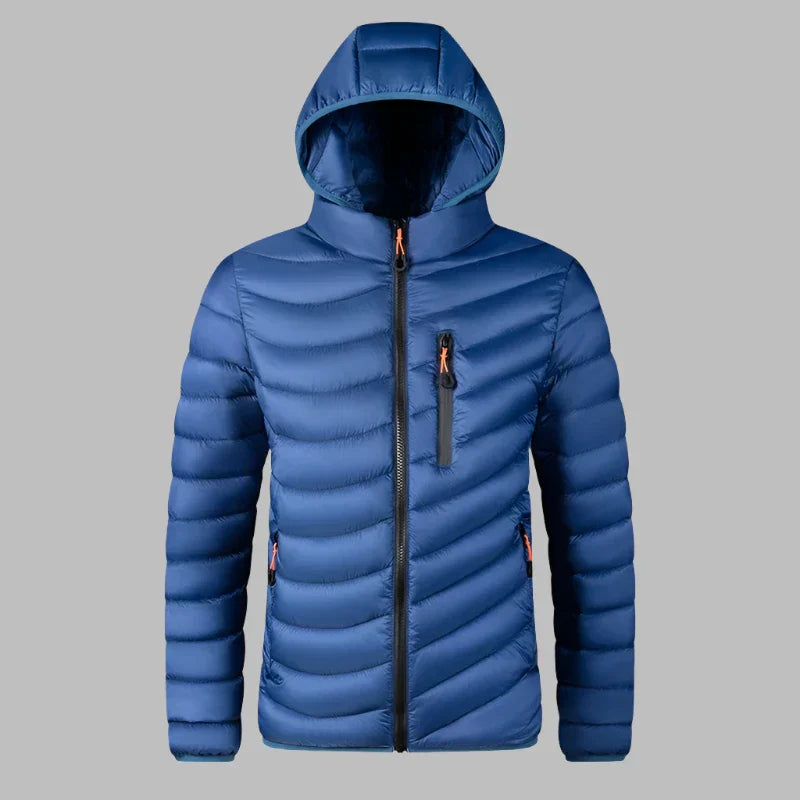 Blaue Daunenjacke mit Kapuze, Reißverschluss und Brusttasche. Leichte, warme Winterjacke für Herren. Ideal für Outdoor-Aktivitäten.