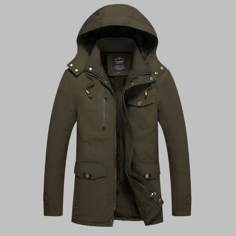 Dunkelgrüne Herren-Winterjacke mit Kapuze, Reißverschluss und Taschen. Outdoor-tauglich, warm gefüttert, ideal für kalte Temperaturen.
